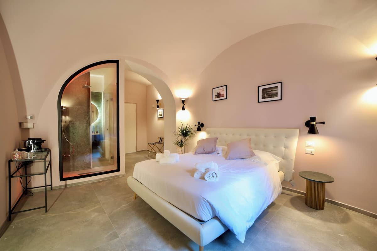 Quarto casal luxo, sacada, vista para a cidade | Frigobar (abastecido com itens grátis), cortinas blackout
