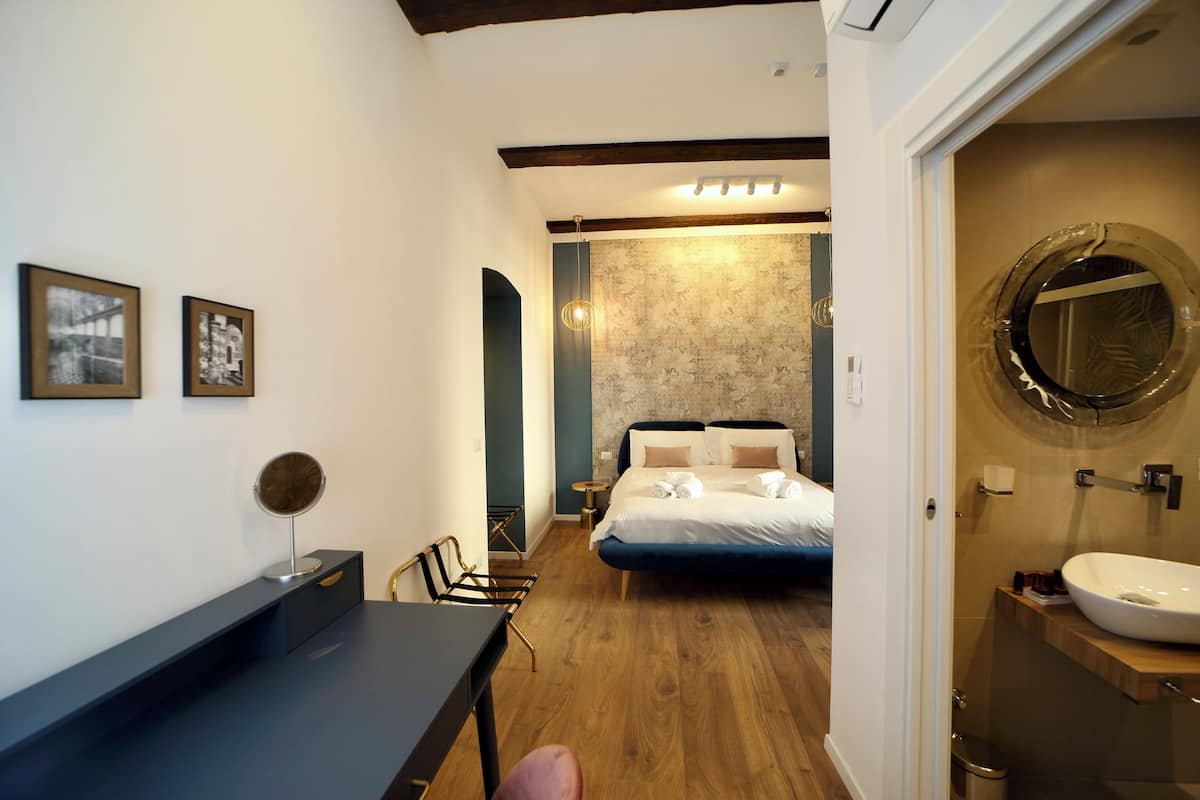 Quarto casal luxo | Frigobar (abastecido com itens grátis), cortinas blackout