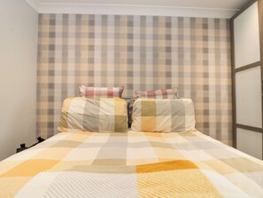 2 Schlafzimmer, individuell dekoriert, individuell eingerichtet