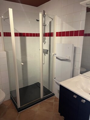 ヘアドライヤー、タオル、石鹸、トイレットペーパー