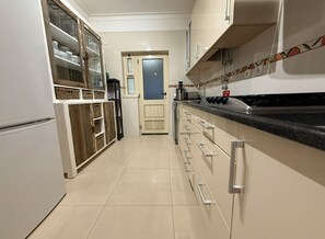 Køleskab, mikrobølgeovn, ovn, kogeplade