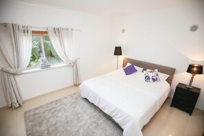 2 soveværelser, pengeskab på værelset, strygejern/strygebræt