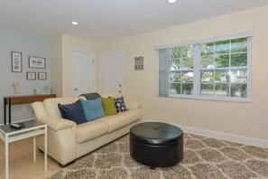 Smart TV - Lovely ❤ Cottage near the Beach & Downtown SRQ. (Sarasota)