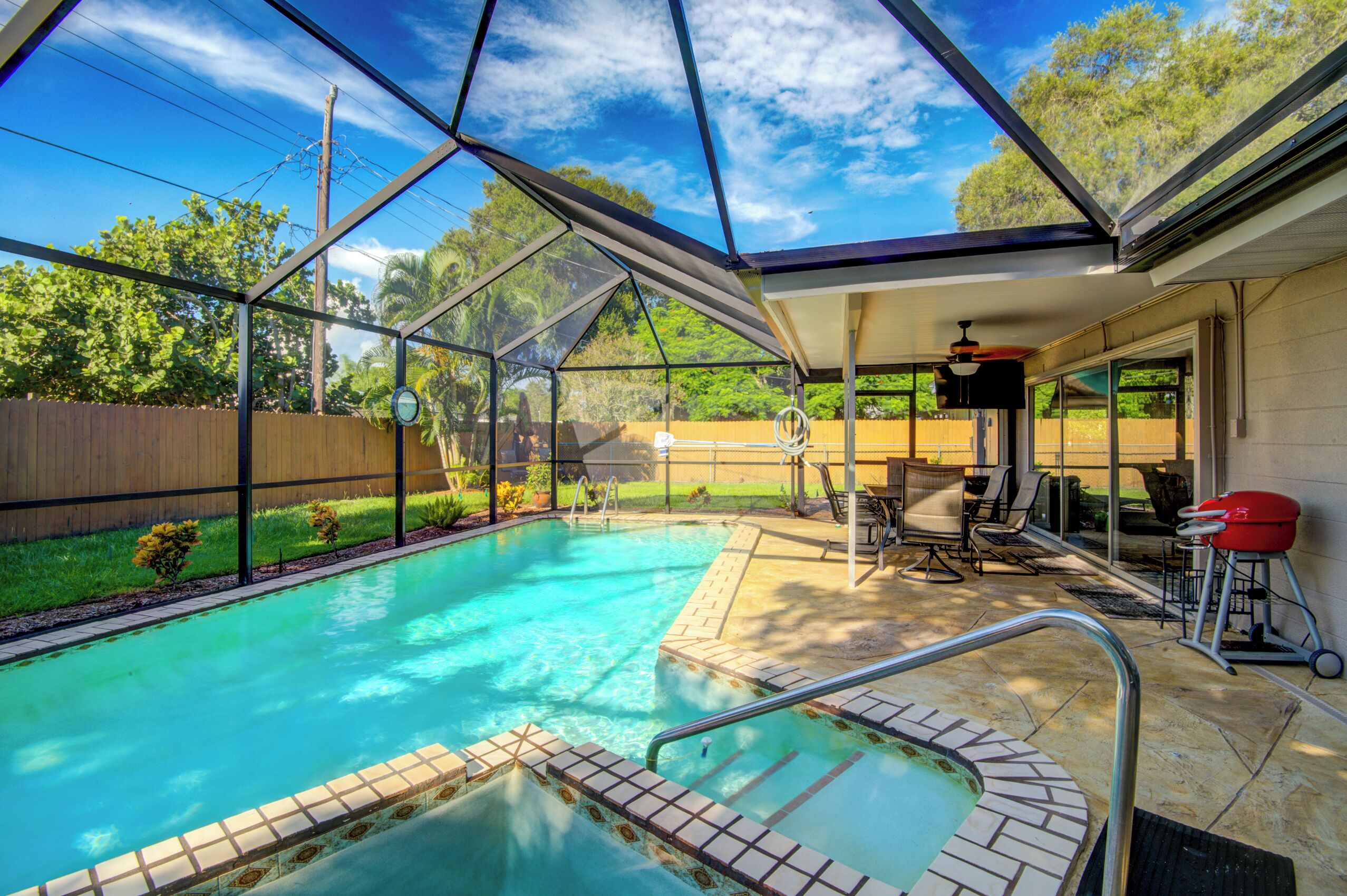 Utendørsbasseng og et oppvarmet basseng