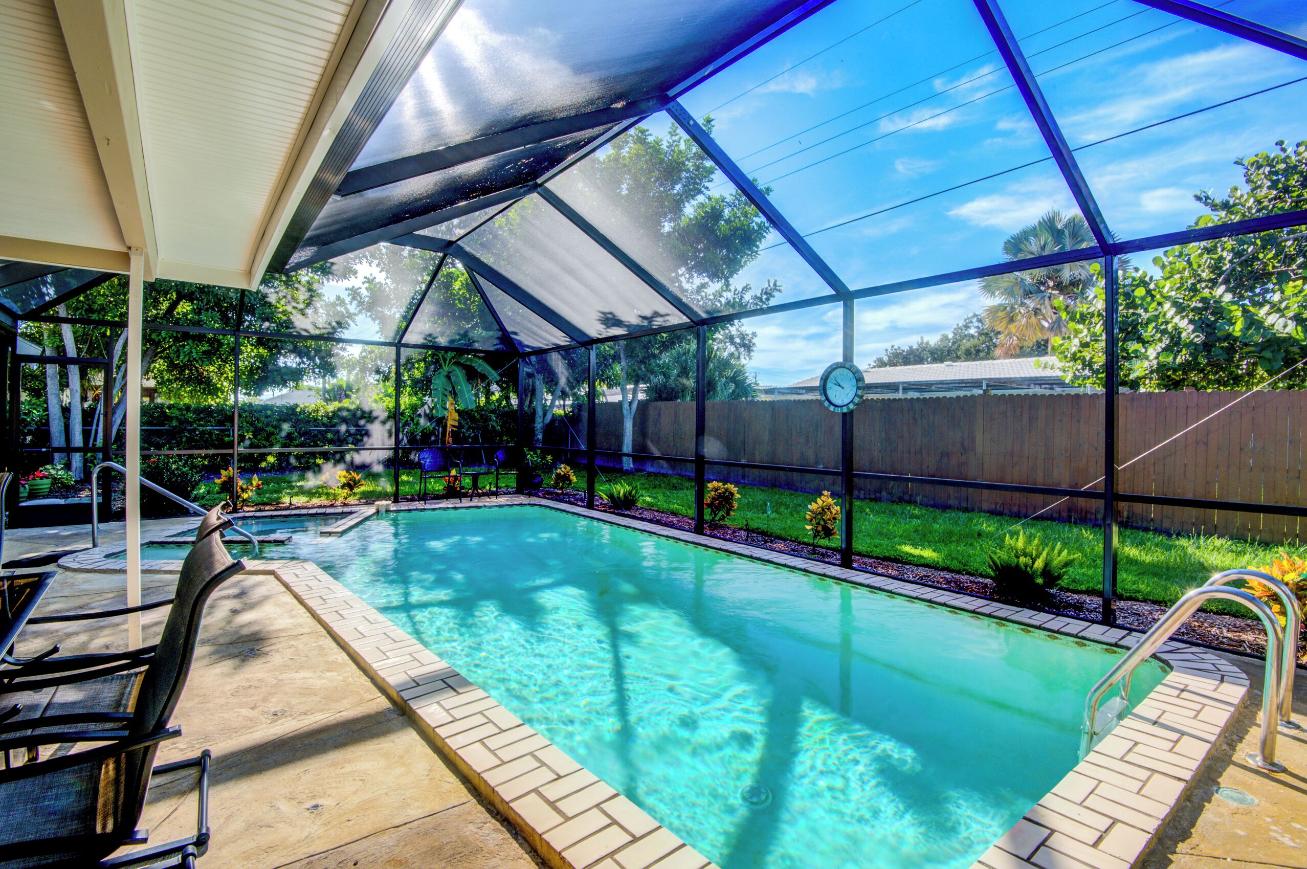 Een buitenzwembad, een verwarmd zwembad