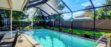 Een buitenzwembad, een verwarmd zwembad