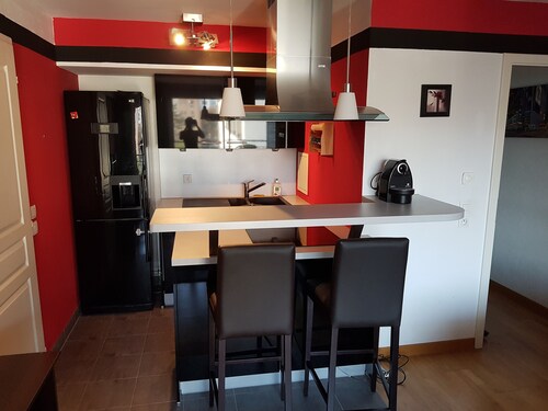 Quiet 2-room apartment in the center + large balcony + parking lot