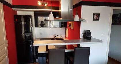 Quiet 2-room apartment in the center + large balcony + parking lot