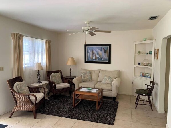 Living area - Steps to the ⭐ Beach, Short Walk to the Village (Siesta Key)