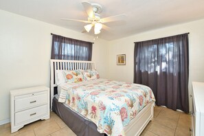 2 bedrooms - Huge Heated Pool Home - Minutes to Siesta Key, Shopping, and More!!! (Sarasota)