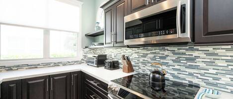 Refrigerador, microondas, horno, placa de cocina