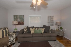 Hus, flere senger, terrasse, hageutsikt (Brunswick Bungalow) | Oppholdsområde | En 42-tommers Flatskjerm-TV med digitale kanaler