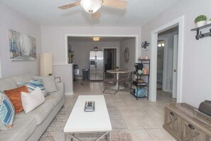 Casa, várias camas, varanda, vista para o jardim (Brunswick Bungalow) | Área de estar | TV de tela plana 42 polegadas com canais digitais