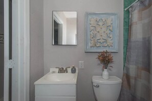 House, Multiple Beds, Patio, Garden View (Brunswick Bungalow) | Bathroom | Towels - Brunswick Bungalow 6ppl (San Antonio)