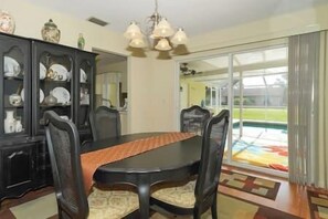 Dining - Huge ❤ Pool, Close to Beaches, Restaurants & Shops (Nokomis)
