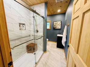 Dusche, Haartrockner, Handtücher
