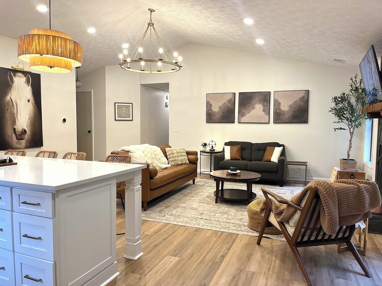 Gorgeous 3-bedroom Spacious House In Charming Woodstock - Canton, GA