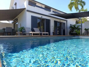 Una piscina al aire libre, una piscina climatizada