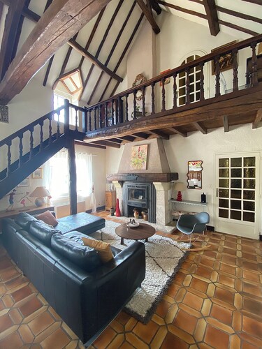 Large charming house with swimming pool, wooded grounds, on the edge of a national forest