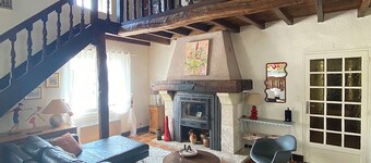 Large charming house with swimming pool, wooded grounds, on the edge of a national forest