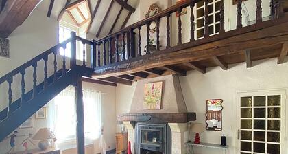 Large charming house with swimming pool, wooded grounds, on the edge of a national forest