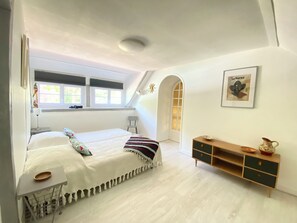 4 bedrooms, iron/ironing board, WiFi, bed sheets