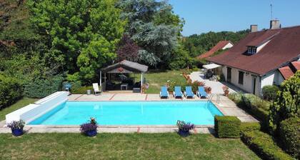 Large charming house with swimming pool, wooded grounds, on the edge of a national forest