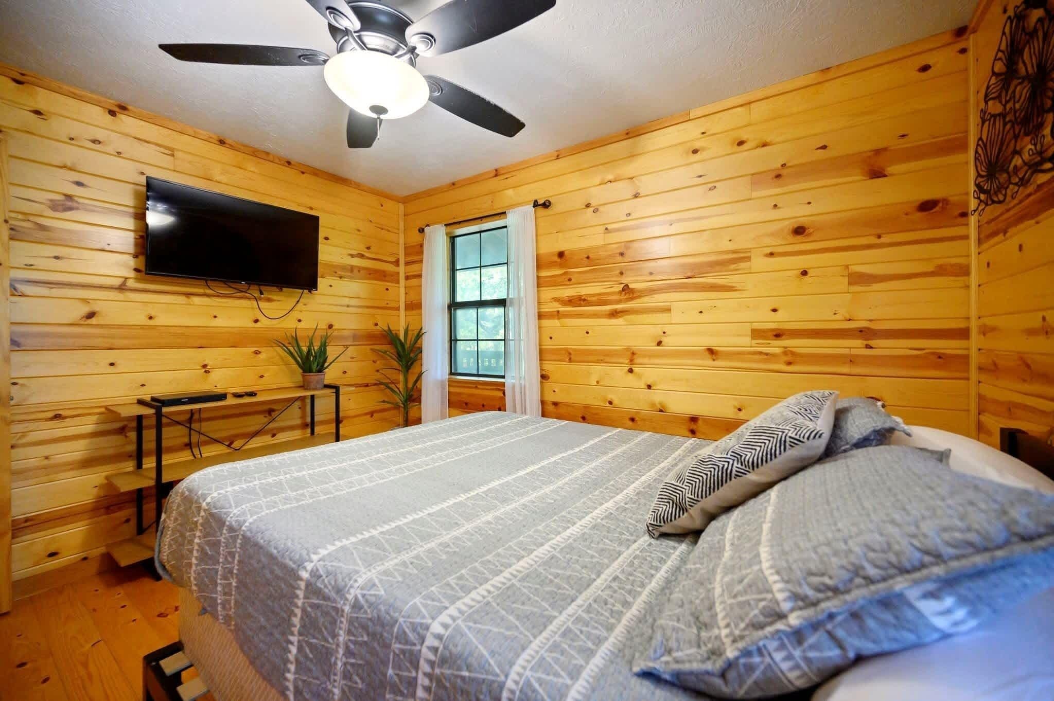 Cabin, Multiple Beds, Hot Tub, Mountain View (Kalo Cabin) | 3 bedrooms, individually decorated, individually furnished, bed sheets