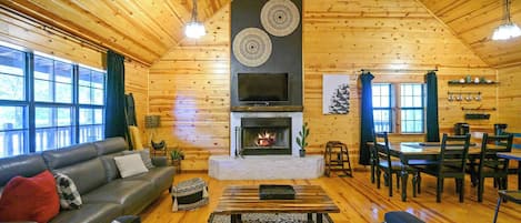 Kabin, Beberapa Tempat Tidur, hot tub, pemandangan gunung (Kalo Cabin) | Area keluarga | Televisi layar datar 42-inci dengan saluran TV digital dan perapian