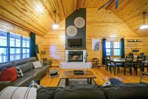Cabin, nhiều giường, bồn tắm nước nóng, quang cảnh núi (Kalo Cabin) | Khu phòng khách | TV màn hình phẳng 42-inch có truyền hình kỹ thuật số, lò sưởi