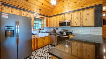 Cabin, Multiple Beds, Hot Tub, Mountain View (Kalo Cabin) | Private kitchen | Fridge, microwave, oven, stovetop