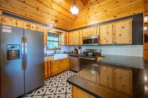 Cabin, nhiều giường, bồn tắm nước nóng, quang cảnh núi (Kalo Cabin) | Bếp riêng | Tủ lạnh, lò vi sóng, lò nướng, bếp nấu