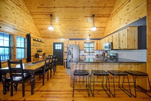 Cabin, Multiple Beds, Hot Tub, Mountain View (Kalo Cabin) | Dining