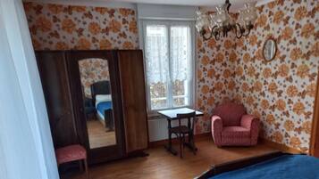 1 bedroom, bed sheets
