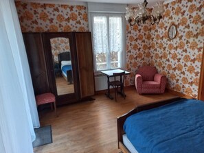 1 bedroom, bed sheets