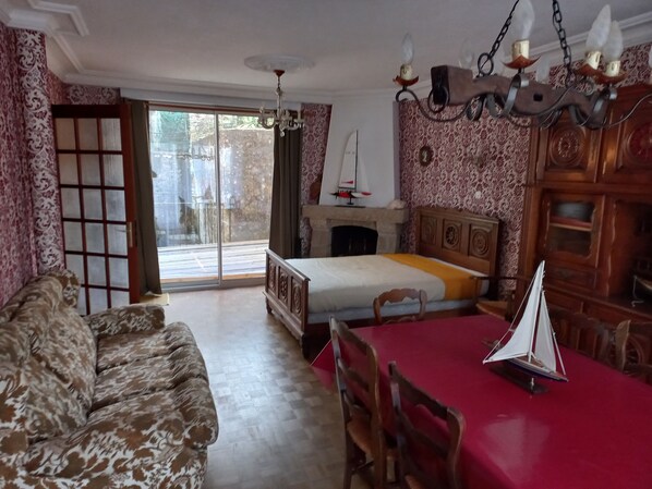 1 bedroom, bed sheets