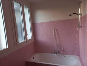 Bidet, serviettes fournies, savon, papier toilette