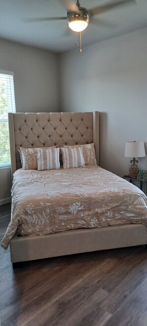 2 chambres, fer et planche à repasser, Wi-Fi, draps fournis