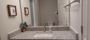 Serviettes fournies, papier toilette