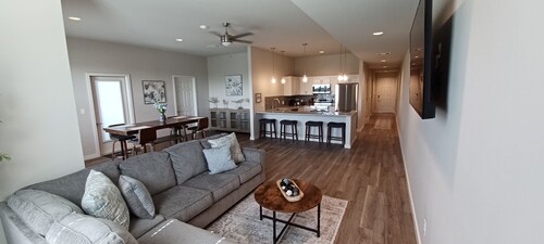 Charming 2-Bedroom Apartment in Downtown Manor