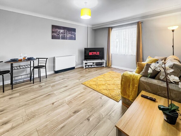 Living area - ⭑⭑ Stylish Apartment Near Heathrow, Skyline Views ⭑⭑ (Feltham)