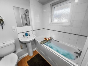 Hair dryer, towels, soap, toilet paper - ⭑⭑ Stylish Apartment Near Heathrow, Skyline Views ⭑⭑ (Feltham)