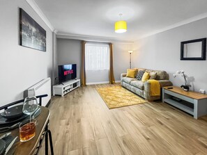 Living area - ⭑⭑ Stylish Apartment Near Heathrow, Skyline Views ⭑⭑ (Feltham)