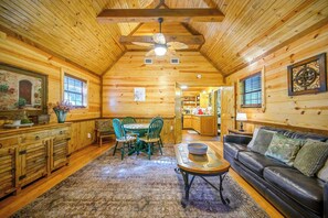 Cabin, Multiple Beds, Hot Tub (Sunset Ridge) | Living area