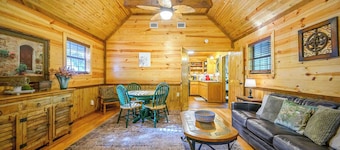 Sunset Ridge Cozy Cabin for 6