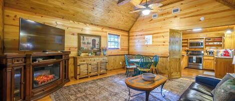 Hytte, flere senger, spabadekar (Sunset Ridge) | Oppholdsområde | En 42-tommers Flatskjerm-TV med digitale kanaler samt peis