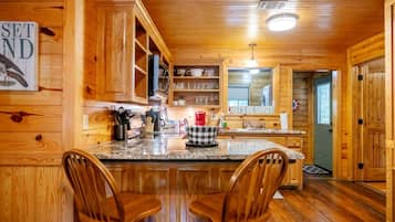 Kabin, Beberapa Tempat Tidur, hot tub (Sunset Ridge) | Dapur pribadi | Lemari es, microwave, oven, dan kompor