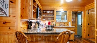 Sunset Ridge Cozy Cabin for 6