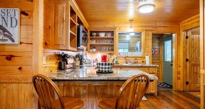 Sunset Ridge Cozy Cabin for 6