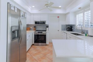 Cafetière/bouilloire, batterie de cuisine, vaisselle et ustensiles